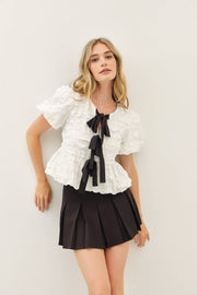 BUBBLE BABYDOLL BLOUSE WITH TEXTURED FABRIC AND CONTRAST BOW: BLACK / S