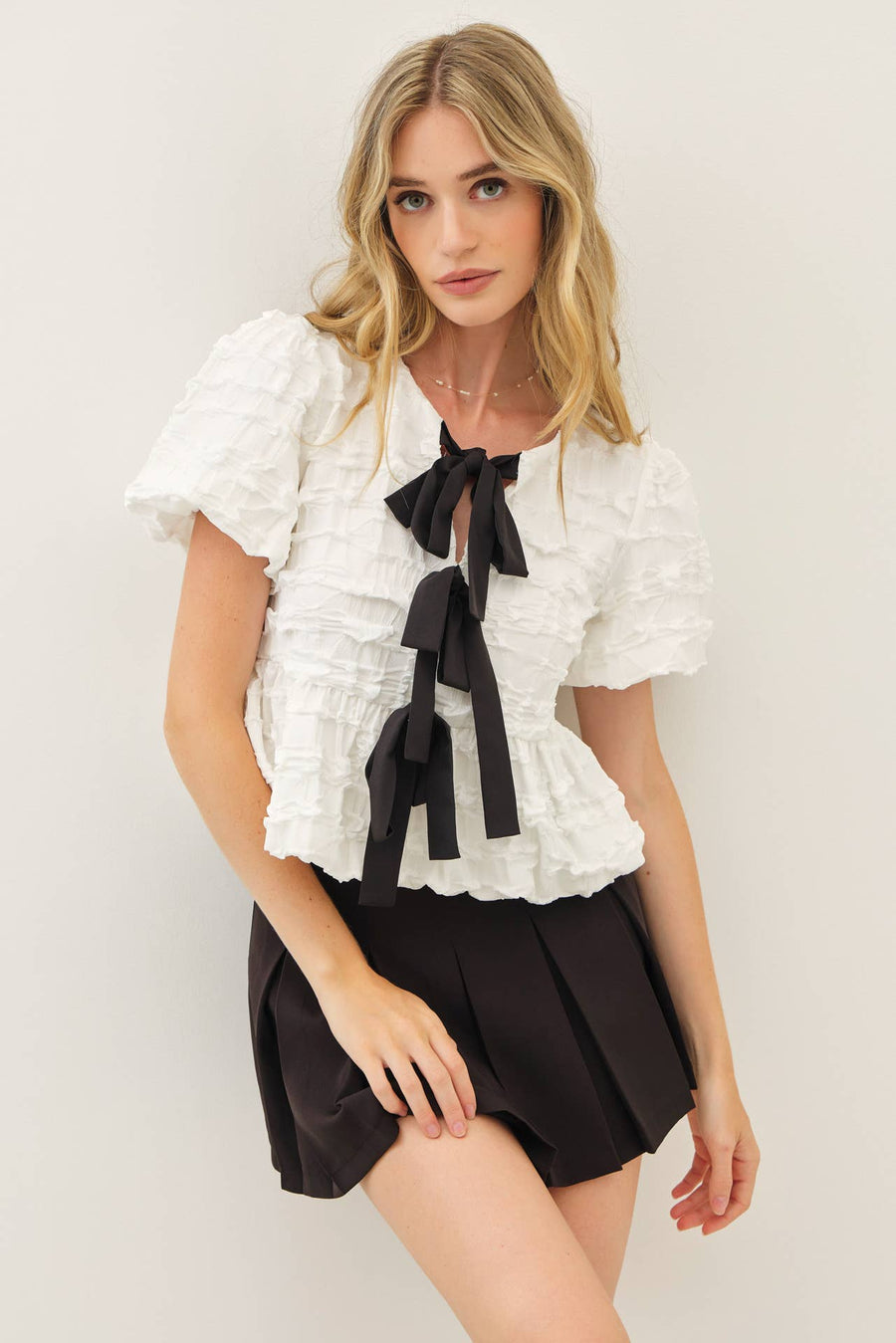 BUBBLE BABYDOLL BLOUSE WITH TEXTURED FABRIC AND CONTRAST BOW: BLACK / S