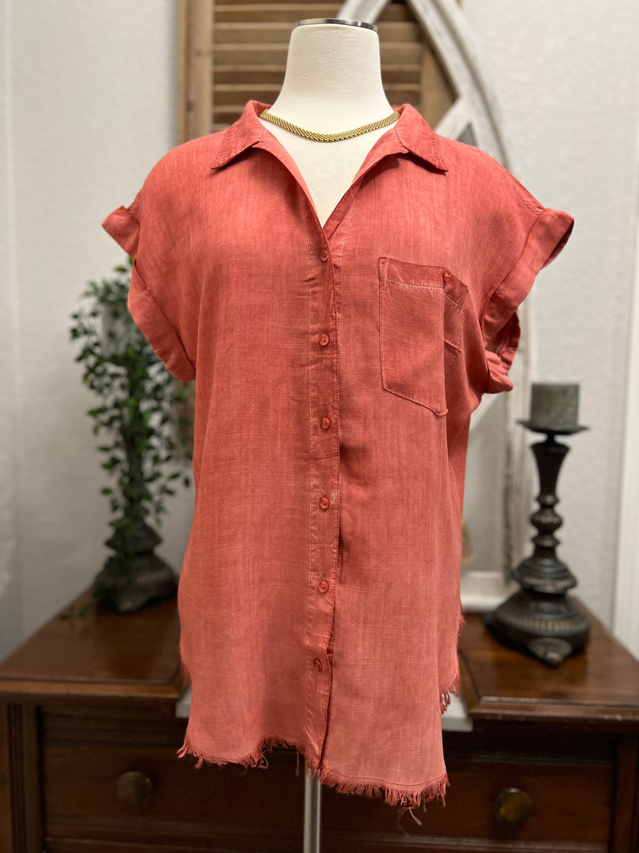 Kinsley Washed Button Up Short Sleeve Top with Frayed Hemline