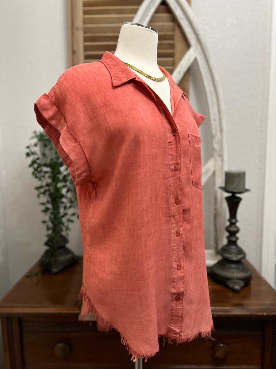 Kinsley Washed Button Up Short Sleeve Top with Frayed Hemline